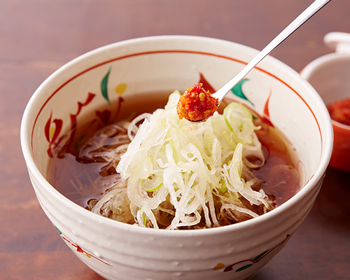 つゆに薬味を入れます